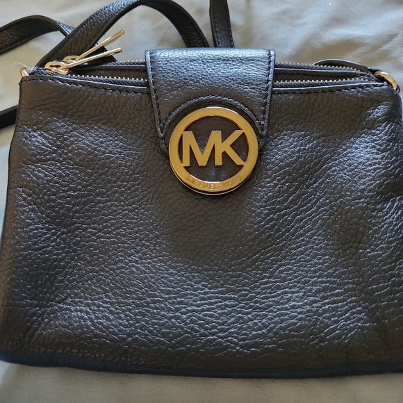 Michael Kors Handbags - Michael Kors Black Leather Crossbody with Gold Logo
